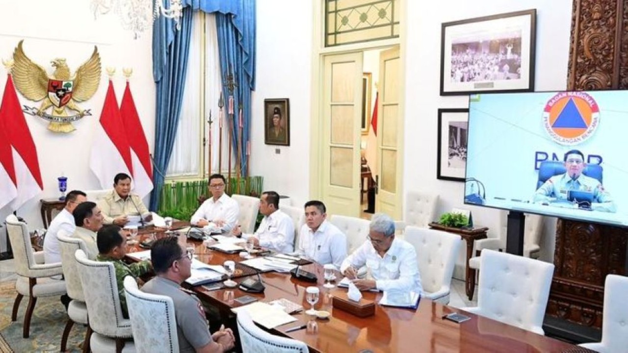 Presiden Prabowo Subianto memimpin rapat penanganan Karhutla. (Foto: Sekretariat Presiden)